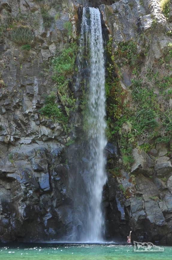 A Ana fica pequena ao lado do Salto La Leona, no Parque Nacional Radal Siete Tazas, no centro-sul do Chile